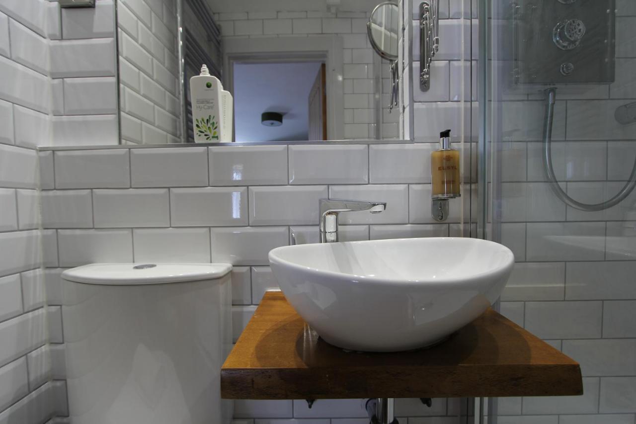 Tyr Winch Hotel Cardiff Bagian luar foto